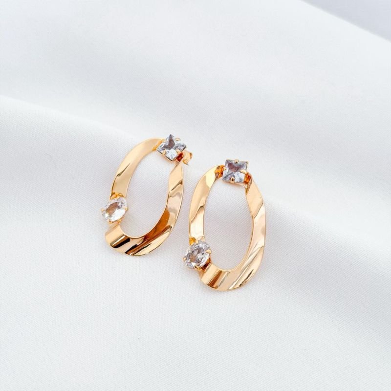 BRINCO OVAL ONDULADO C/ ZIRCONIA OVAL E CARRE EM OURO 18K