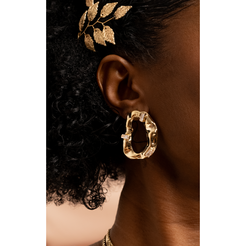BRINCO OVAL ORGÂNICO COM ZIRCONIAS BAGUETES EM OURO 18K