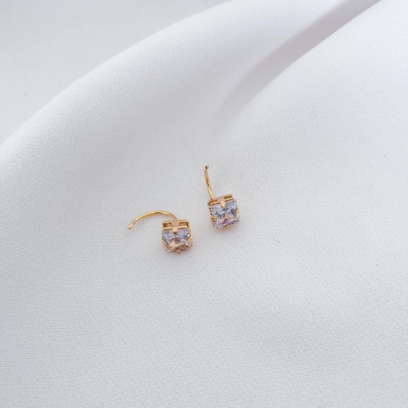 BRINCO PASSANTE COM CARRE EM OURO 18K