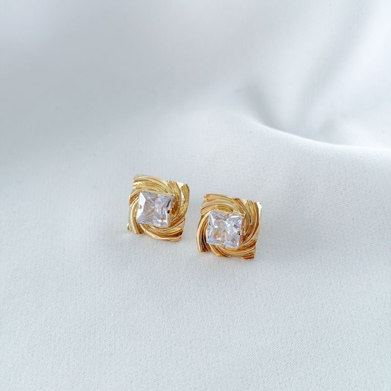BRINCO QUADRADINHO TEXTURADO C/ MEIA CARRE ZIRCONIA EM OURO 18K
