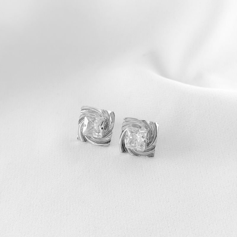BRINCO QUADRADINHO TEXTURADO C/ MEIA CARRE ZIRCONIA EM RÓDIO BRANCO