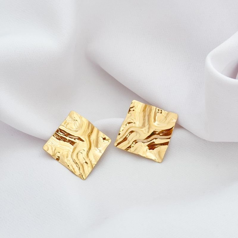 BRINCO QUADRADO COM ESTAMPO AMASSADO EM OURO 18K