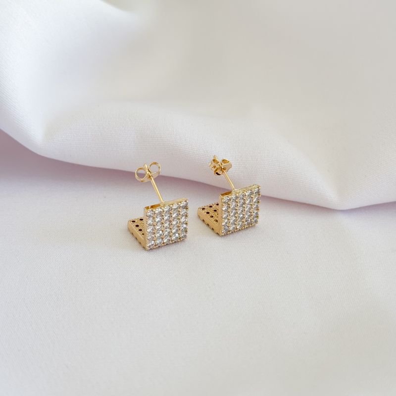 BRINCO QUADRADO CRAVEJADO EM OURO 18K