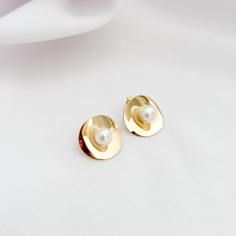 BRINCO REDONDO ABAULADO COM PEROLA NO CENTRO EM OURO 18K