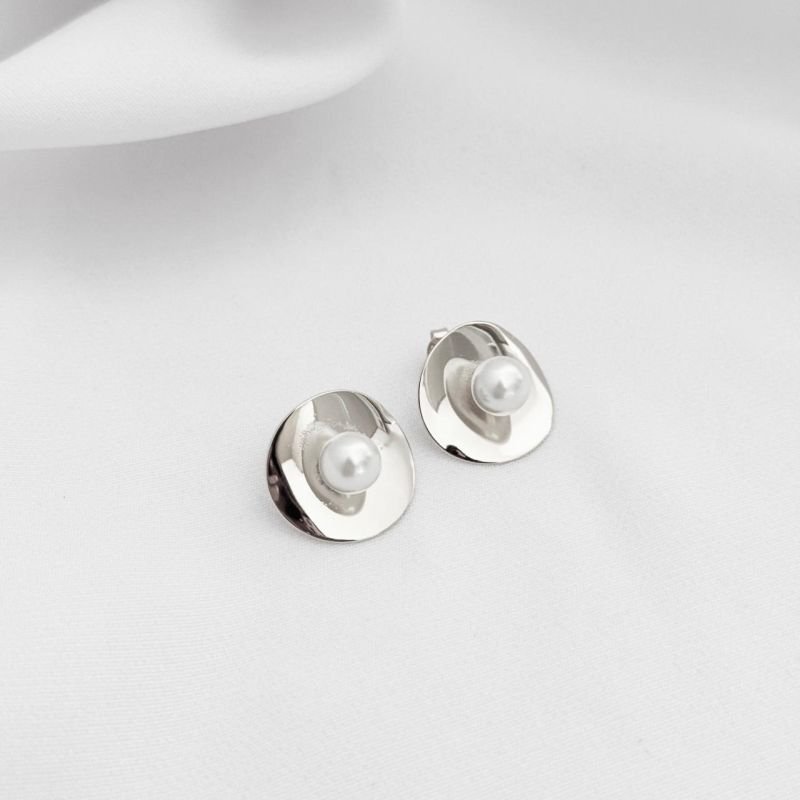 BRINCO REDONDO ABAULADO COM PEROLA NO CENTRO EM RÓDIO BRANCO