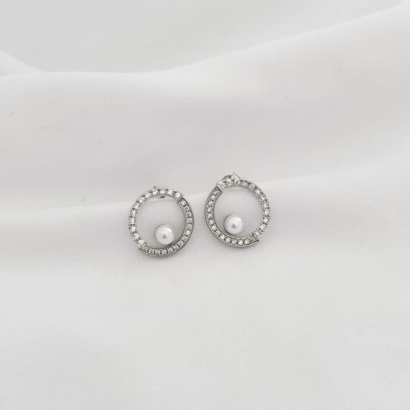 BRINCO REDONDO CRAVEJADO COM PEROLA EM RÓDIO BRANCO