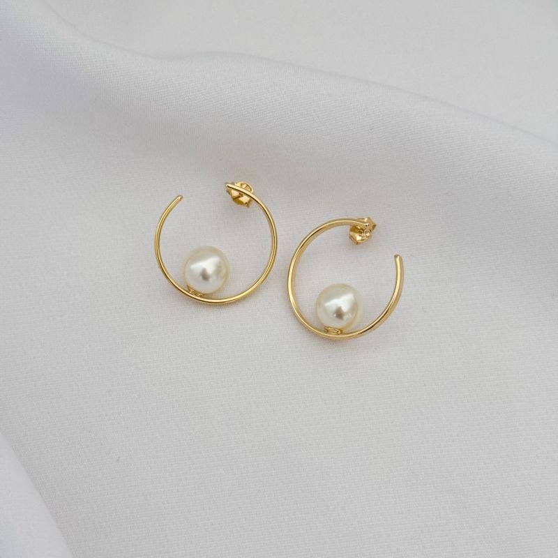 BRINCO REDONDO FRONTAL COM PEROLA EM OURO 18K