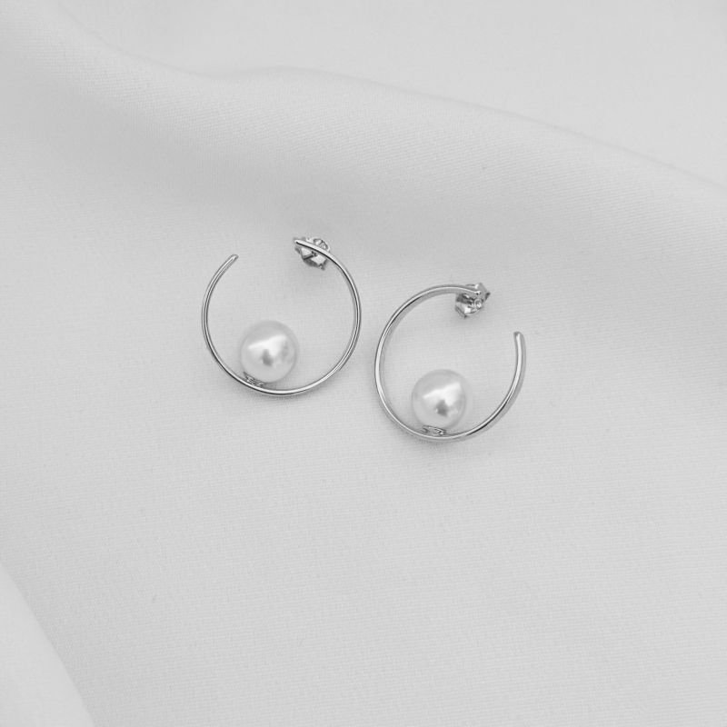 BRINCO REDONDO FRONTAL COM PEROLA EM RÓDIO BRANCO