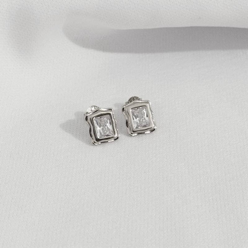 BRINCO RETANGULO COM BORDA EM RÓDIO BRANCO