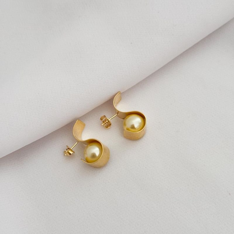 BRINCO S LISO COM PEROLA EM OURO 18K