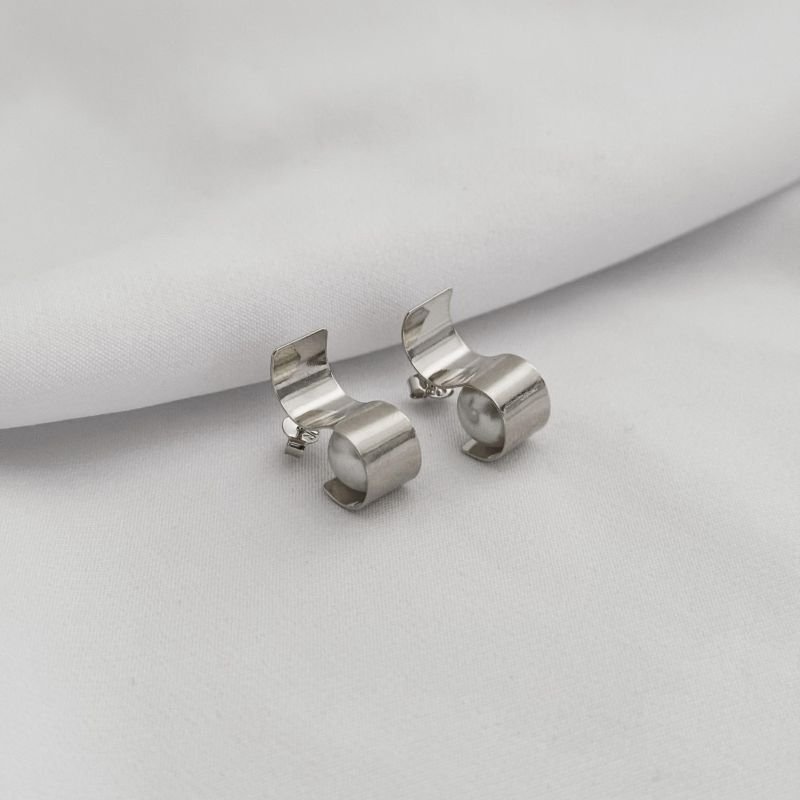 BRINCO S LISO COM PEROLA EM RÓDIO BRANCO