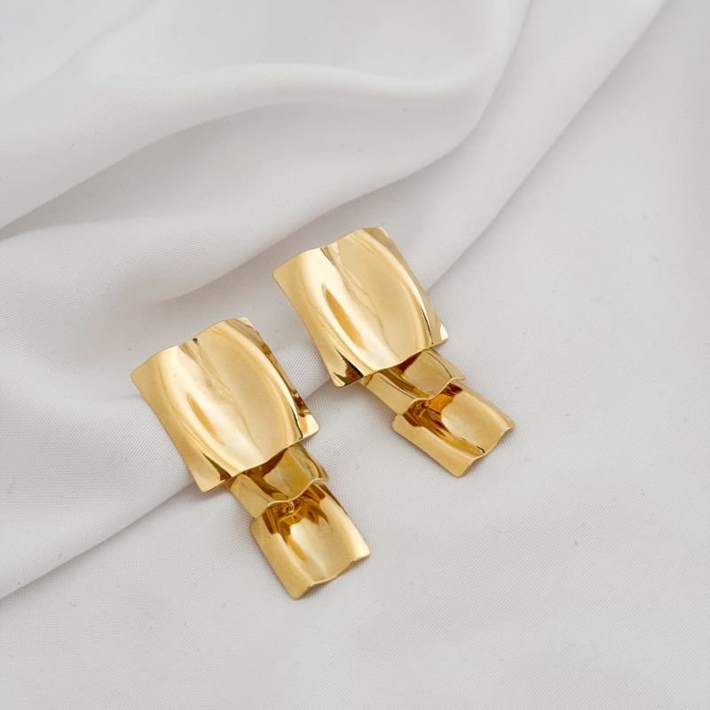 BRINCO TELHA EM CASCATA EM OURO 18K