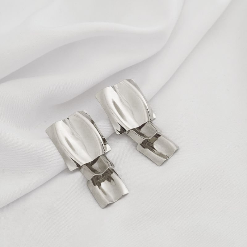 BRINCO TELHA EM CASCATA EM RÓDIO BRANCO