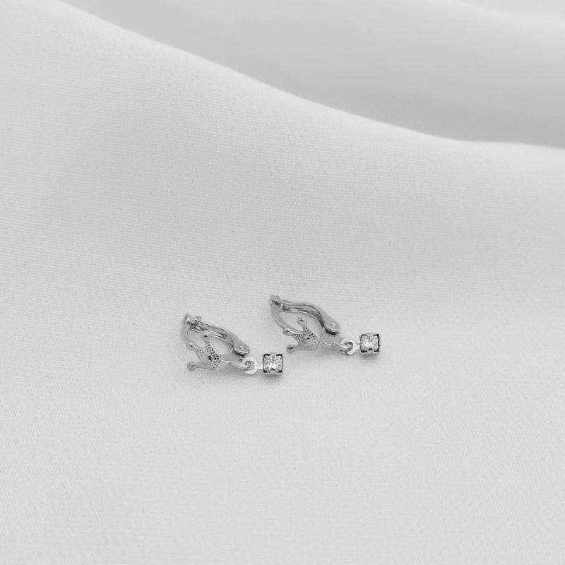 BRINCO TRANQUETA INFANTIL COM COROA E PONTO DE LUZ EM RÓDIO BRANCO