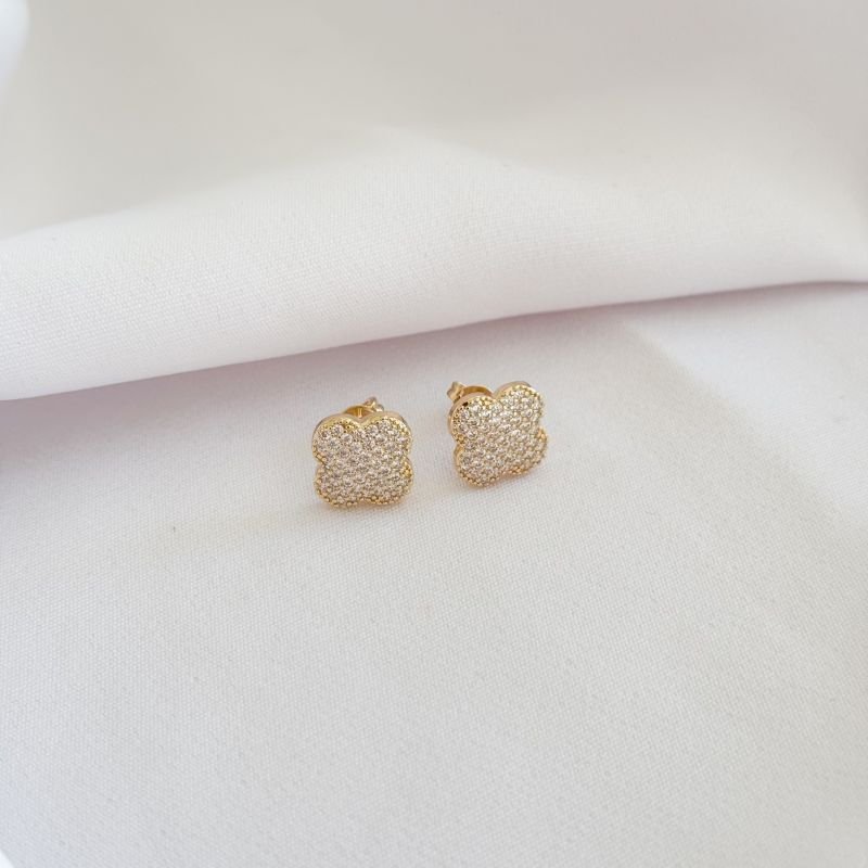 BRINCO TREVO CRAVEJADO EM OURO 18K