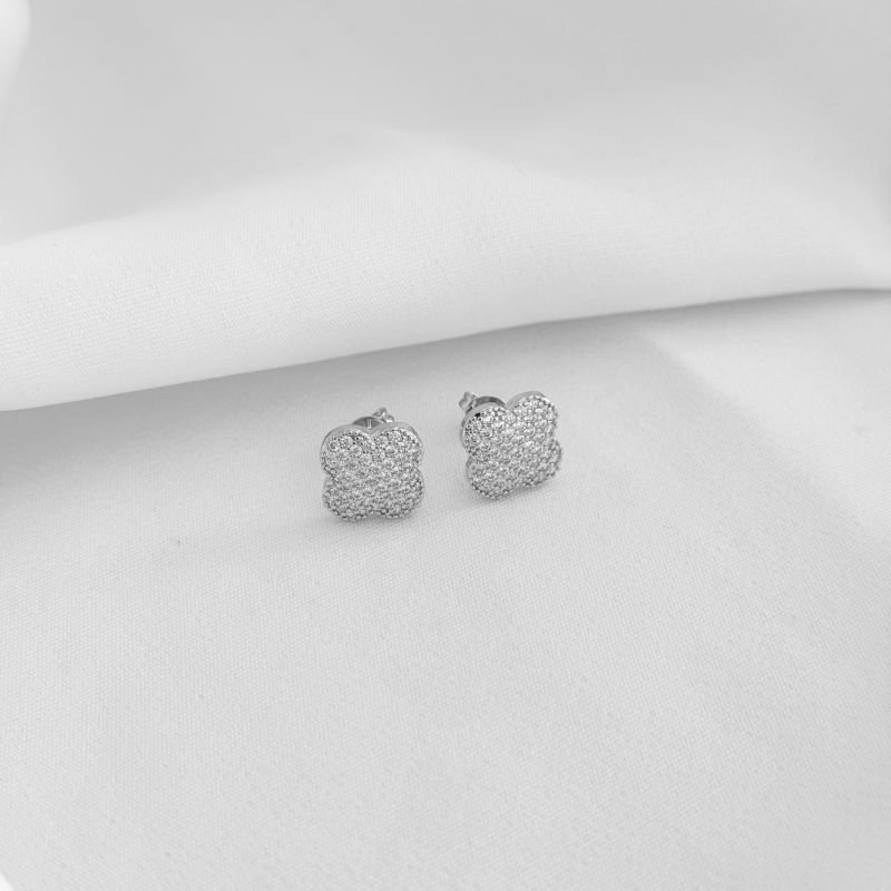 BRINCO TREVO CRAVEJADO EM RÓDIO BRANCO