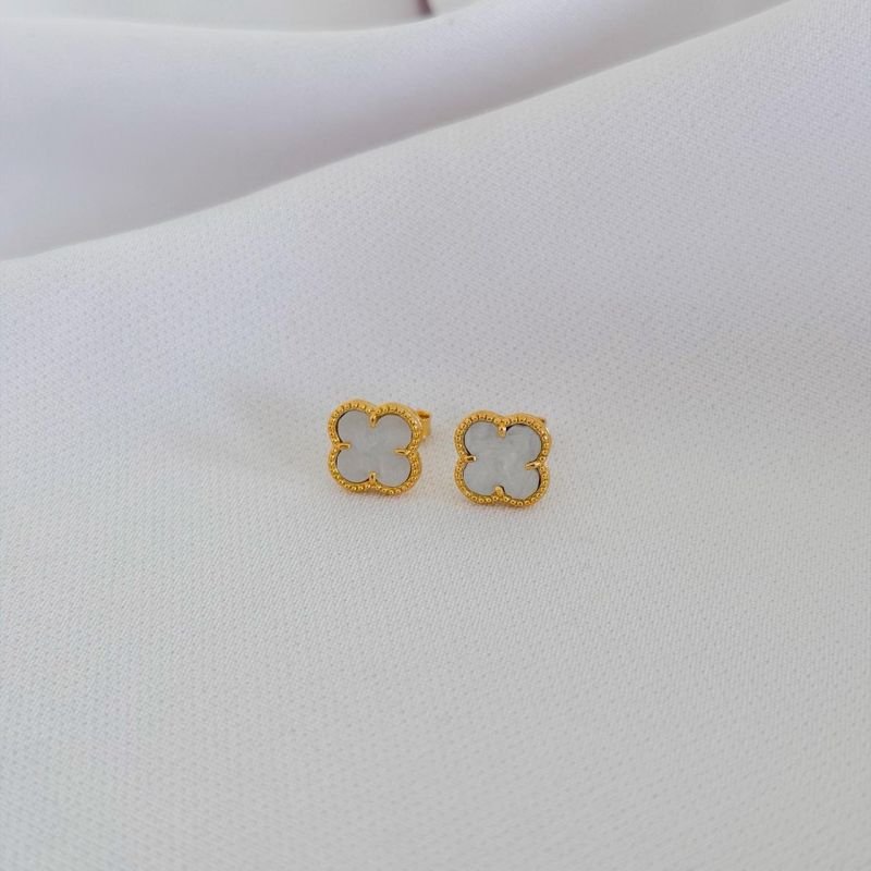 BRINCO TREVO MADRE PEROLA EM OURO 18K