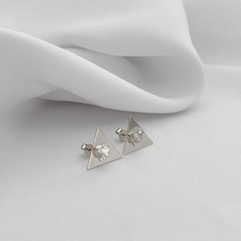 BRINCO TRIANGULO LISO COM ZIRCONIA TRANGULO EM RÓDIO BRANCO