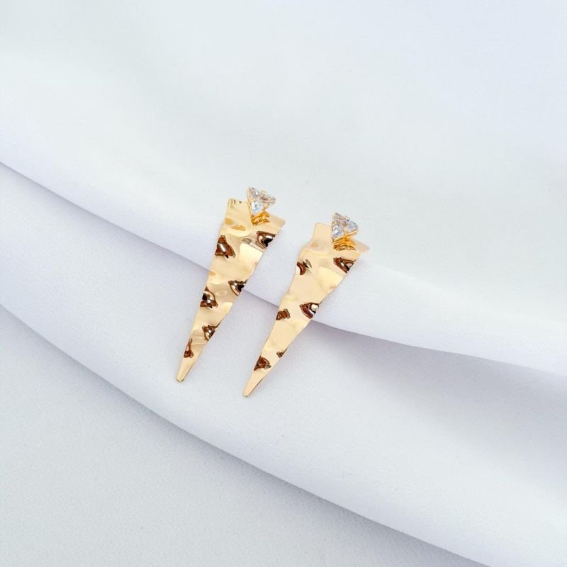 BRINCO TRIANGULO ORGANICO C/ TRIANGULO ZIRCONIA EM OURO 18K