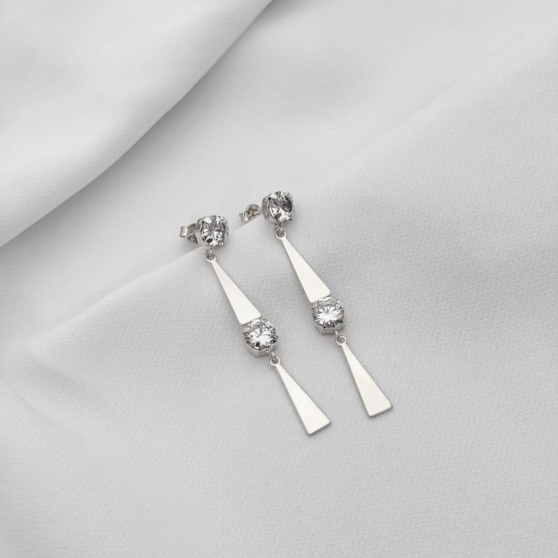 BRINCO TRIÂNGULOS LISOS COM ZIRCONIAS EM RÓDIO BRANCO