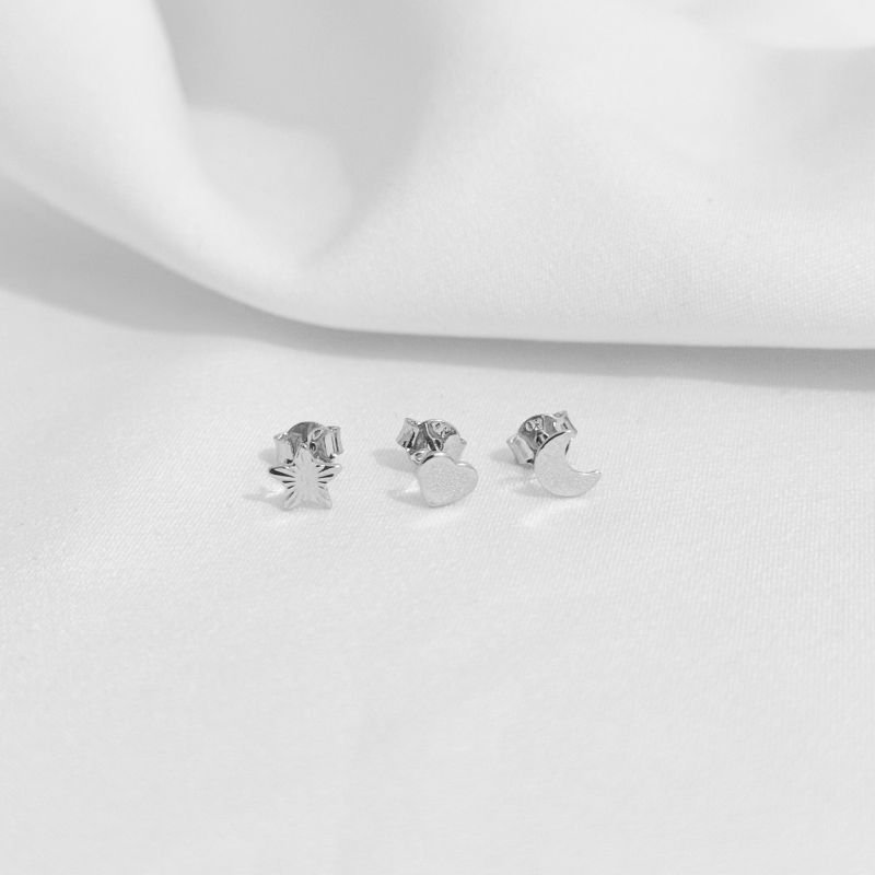 BRINCO TRIO CORACAO, LUA E ESTRELA EM RÓDIO BRANCO