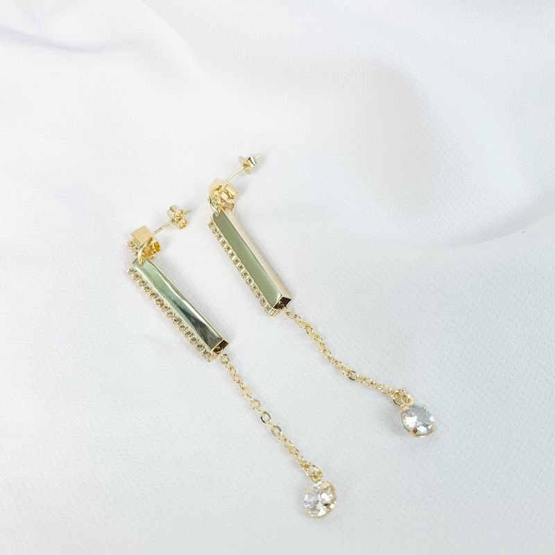 BRINCO TUBO EM ZIRCONIAS COM PONTO DE LUZ PENDURADO EM OURO 18K