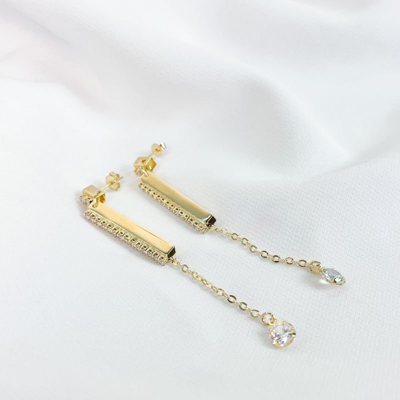 BRINCO TUBO EM ZIRCONIAS COM PONTO DE LUZ PENDURADO EM OURO 18K