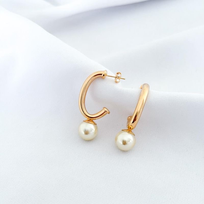 BRINCO TUBO MEIO OVAL C/ PEROLA EM OURO 18K