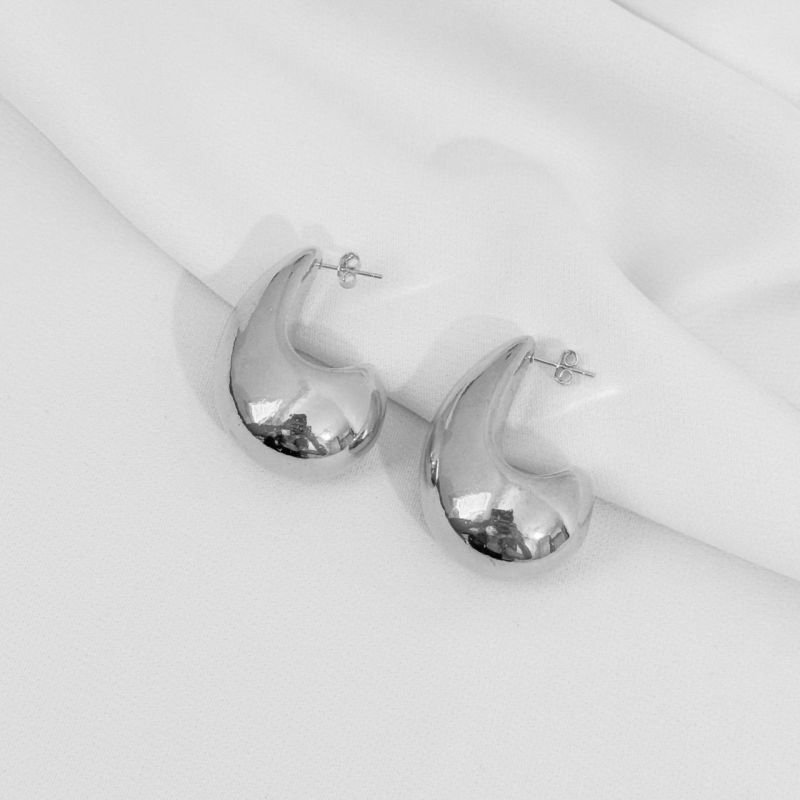 BRINCO VIRGULA BOLD EM RÓDIO BRANCO