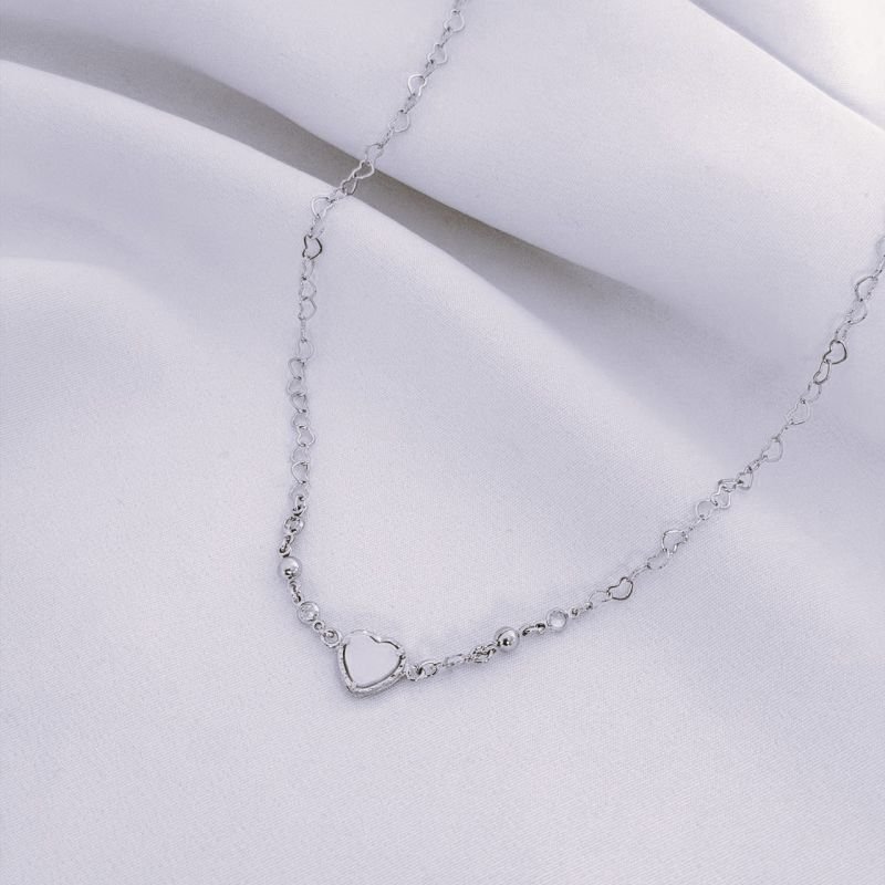 CHOCKER C/ CORACAO MADREPEROLA, BOLINHA E ZIR. EM RÓDIO BRANCO