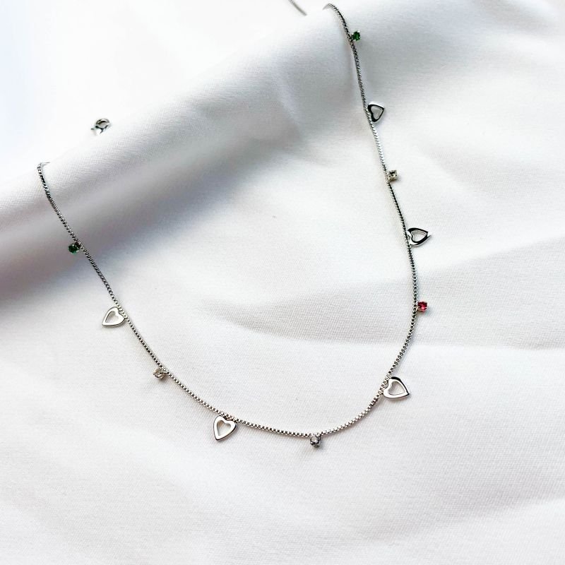 CHOCKER CORAÇÕES VAZADOS E PEDRINHAS COLORIDAS 40 CM + EXTENSOR EM RÓDIO BRANCO