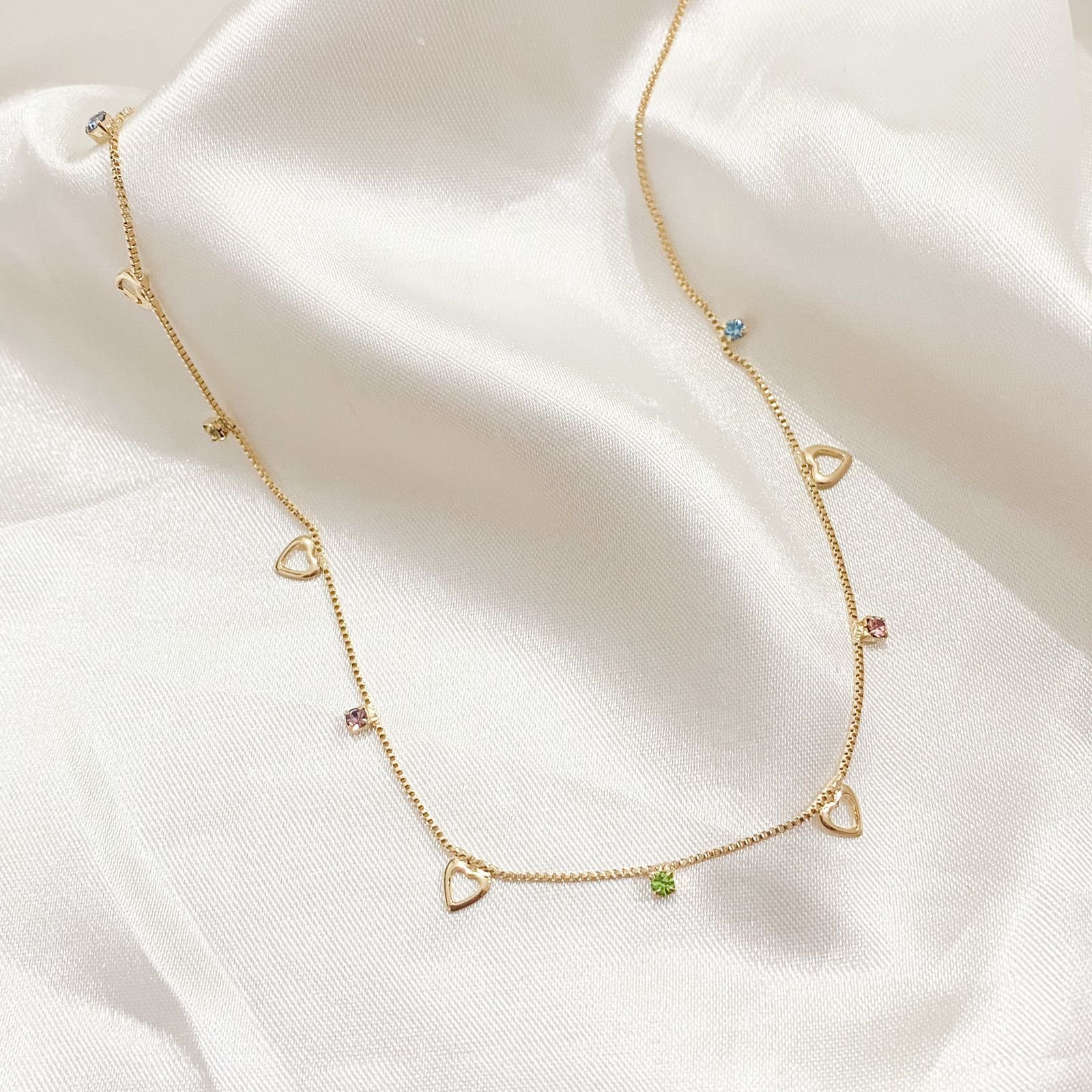 CHOCKER CORAÇÕES VAZADOS E PEDRINHAS COLORIDAS 40 CM + EXTENSOR EM OURO 18K