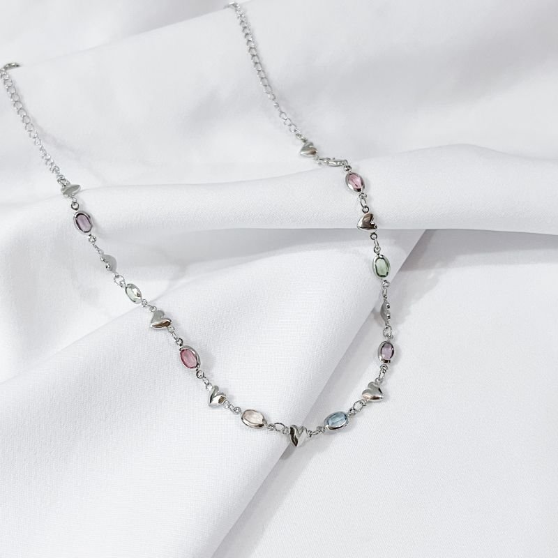 CHOCKER PEDRAS COLORIDAS E CORAÇÕES LISOS EM RÓDIO BRANCO