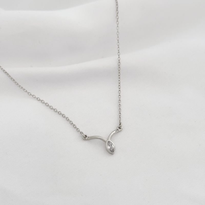 COLAR 50CM COM PINGENTE EM ARCO ZIRCONIA NAVETE EM RÓDIO BRANCO