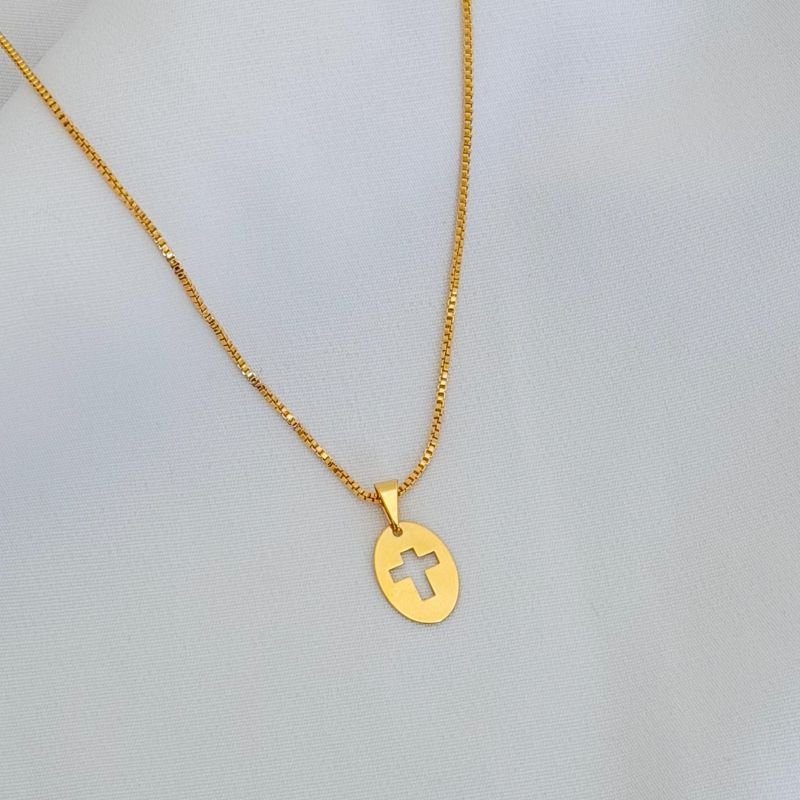COLAR 60CM COM PINGENTE OVAL CRUZ VAZADO EM OURO 18K