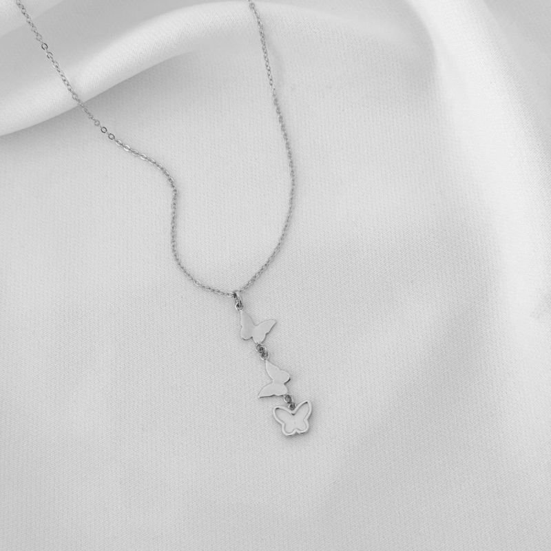 COLAR C/ BORBOLETAS LISAS E MADREPEROLAS 50CM + 5CM EM RÓDIO BRANCO