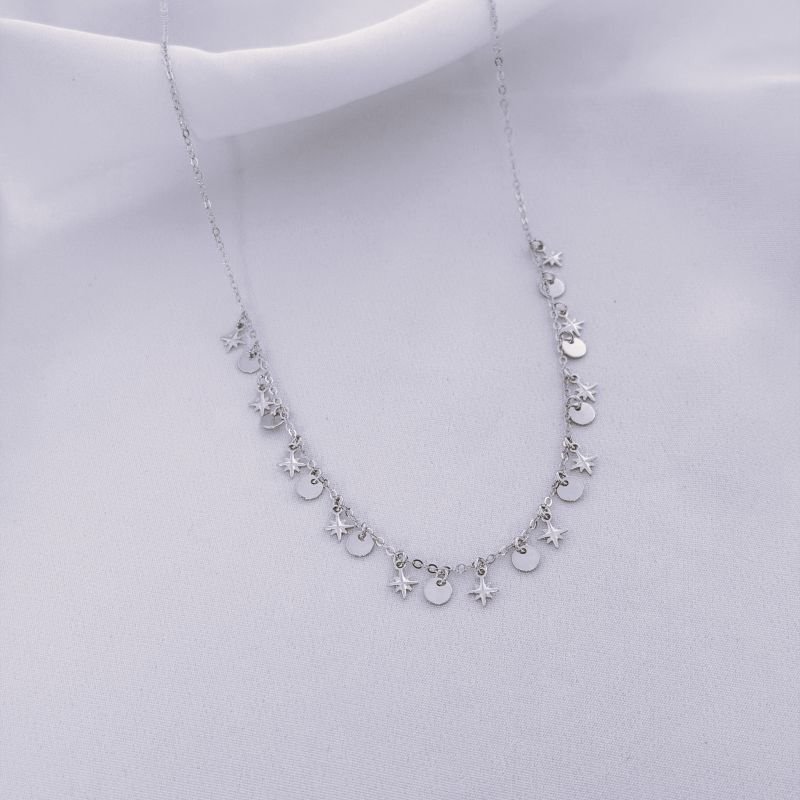 COLAR C/ MEDALHINHAS LISAS E ESTRELINHAS 45CM + AJUSTAVEL EM RÓDIO BRANCO