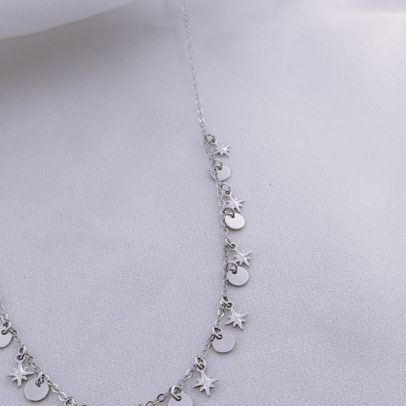COLAR C/ MEDALHINHAS LISAS E ESTRELINHAS 45CM + AJUSTAVEL EM RÓDIO BRANCO