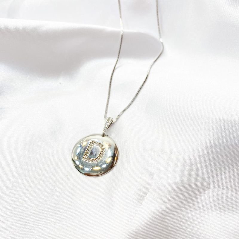 COLAR COM 60 CM E MEDALHA COM LETRAS EM ZIRCÔNIAS EM RÓDIO BRANCO