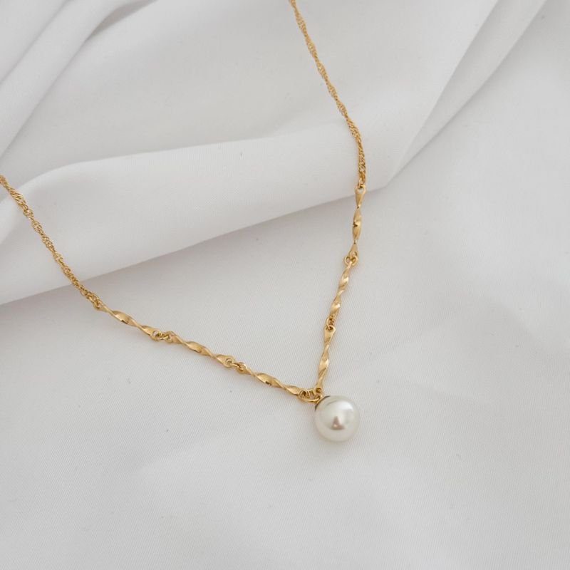 COLAR COM ACESSORIOS TORCIDOS E PEROLA 10MM EM OURO 18K