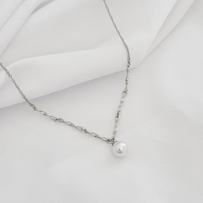 COLAR COM ACESSORIOS TORCIDOS E PEROLA 10MM EM RÓDIO BRANCO