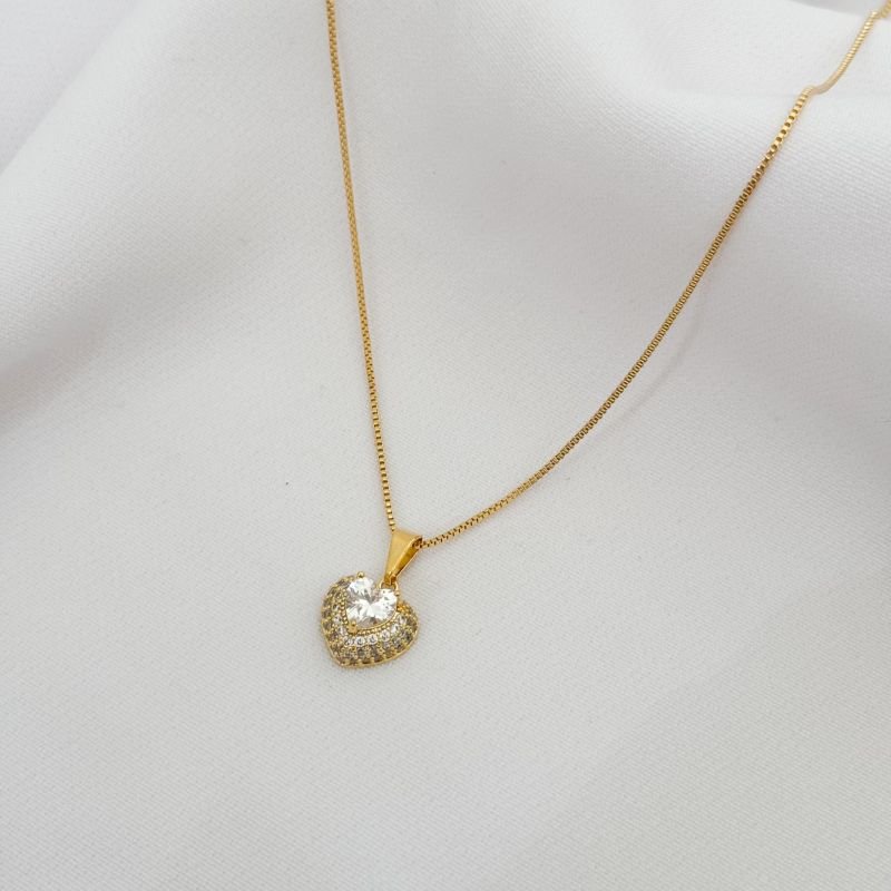 COLAR COM CORAÇÃO CRAVEJADO EM OURO 18K