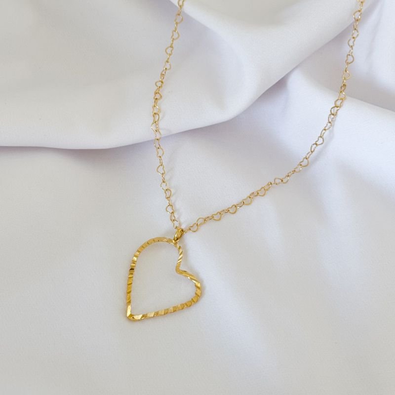 COLAR COM CORAÇÃO TORTO EM OURO 18K