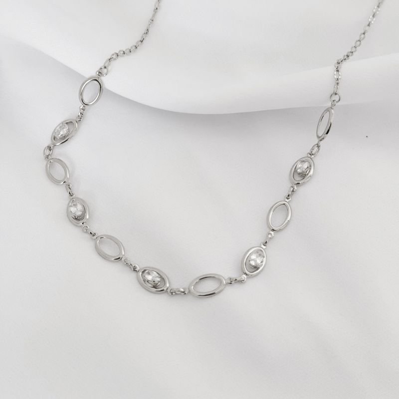 COLAR COM ELO OVAL VAZADO E ZIRCONIA EM RÓDIO BRANCO