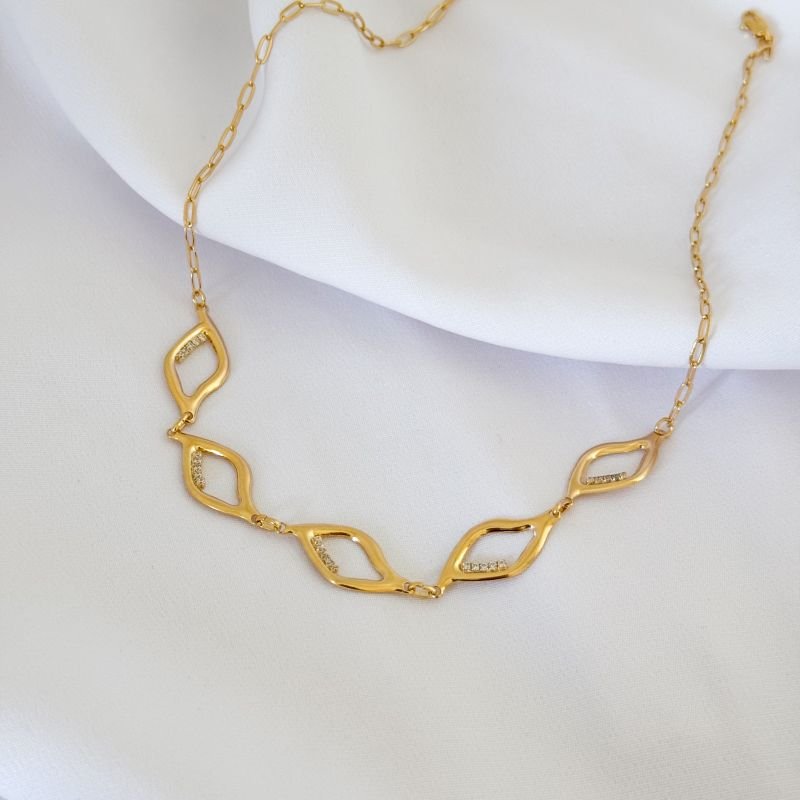 COLAR COM FOLHAS VAZADAS E ZIRCONIA EM RÓDIO BRANCO