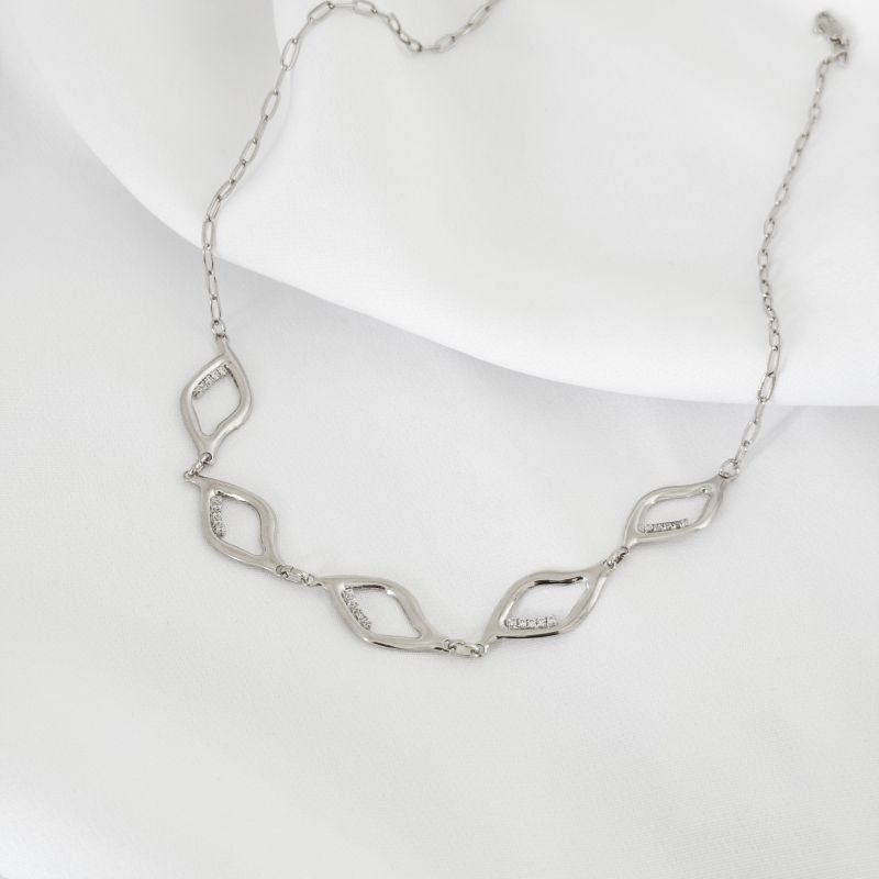 COLAR COM FOLHAS VAZADAS E ZIRCONIA EM RÓDIO BRANCO