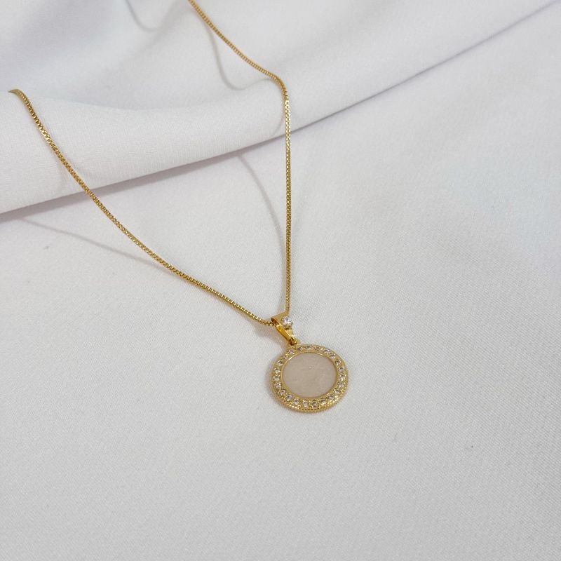 COLAR COM MEDALHA REDONDA CRAVEJADA EM OURO 18K