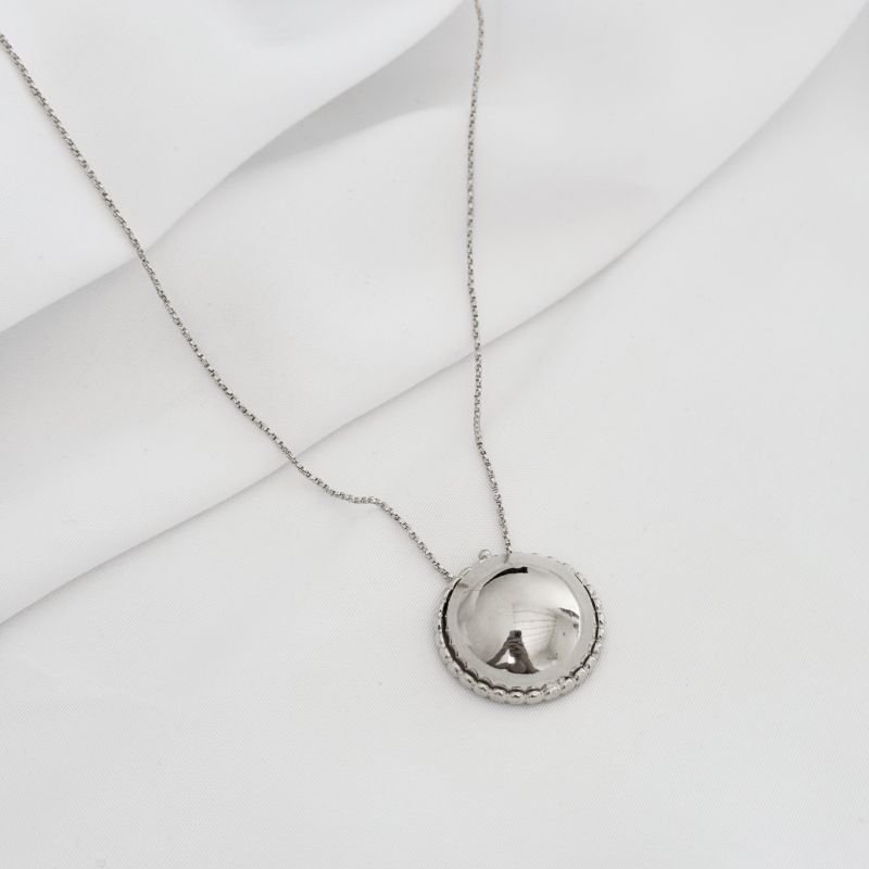 COLAR COM MEIA BOLA TRABALHADA EM RÓDIO BRANCO