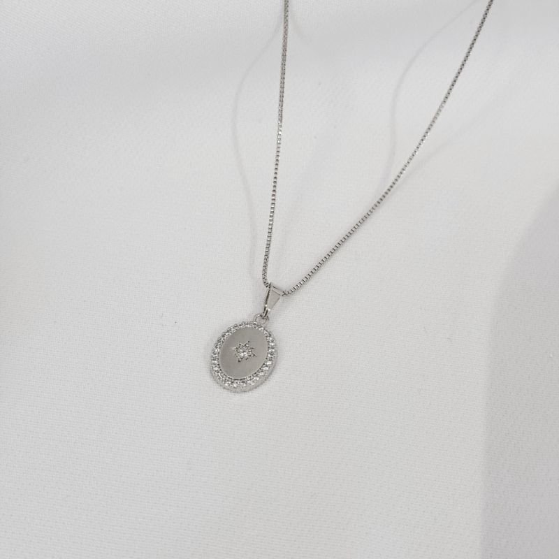 COLAR COM OCTOGRAMA CRAVEJADO EM RÓDIO BRANCO