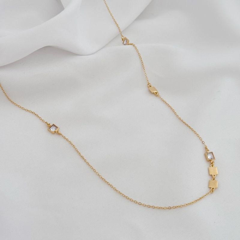 COLAR COM PEDRA CARRE E CHAPAS LISAS EM OURO 18K